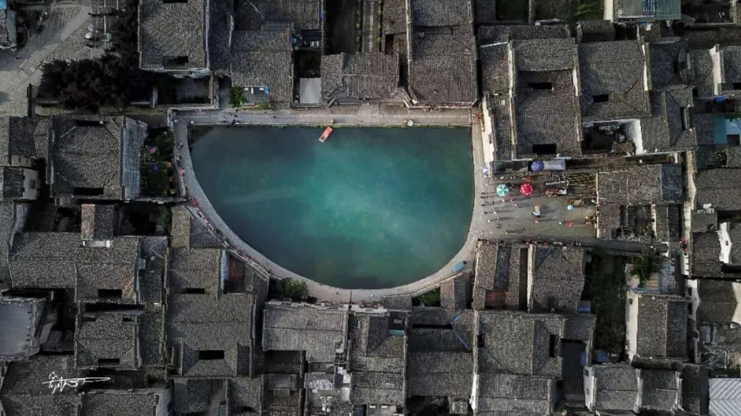 宏村中心的半月形水塘名为月沼,清风舒缓,止水宁静,岸上古屋寂寂,红灯